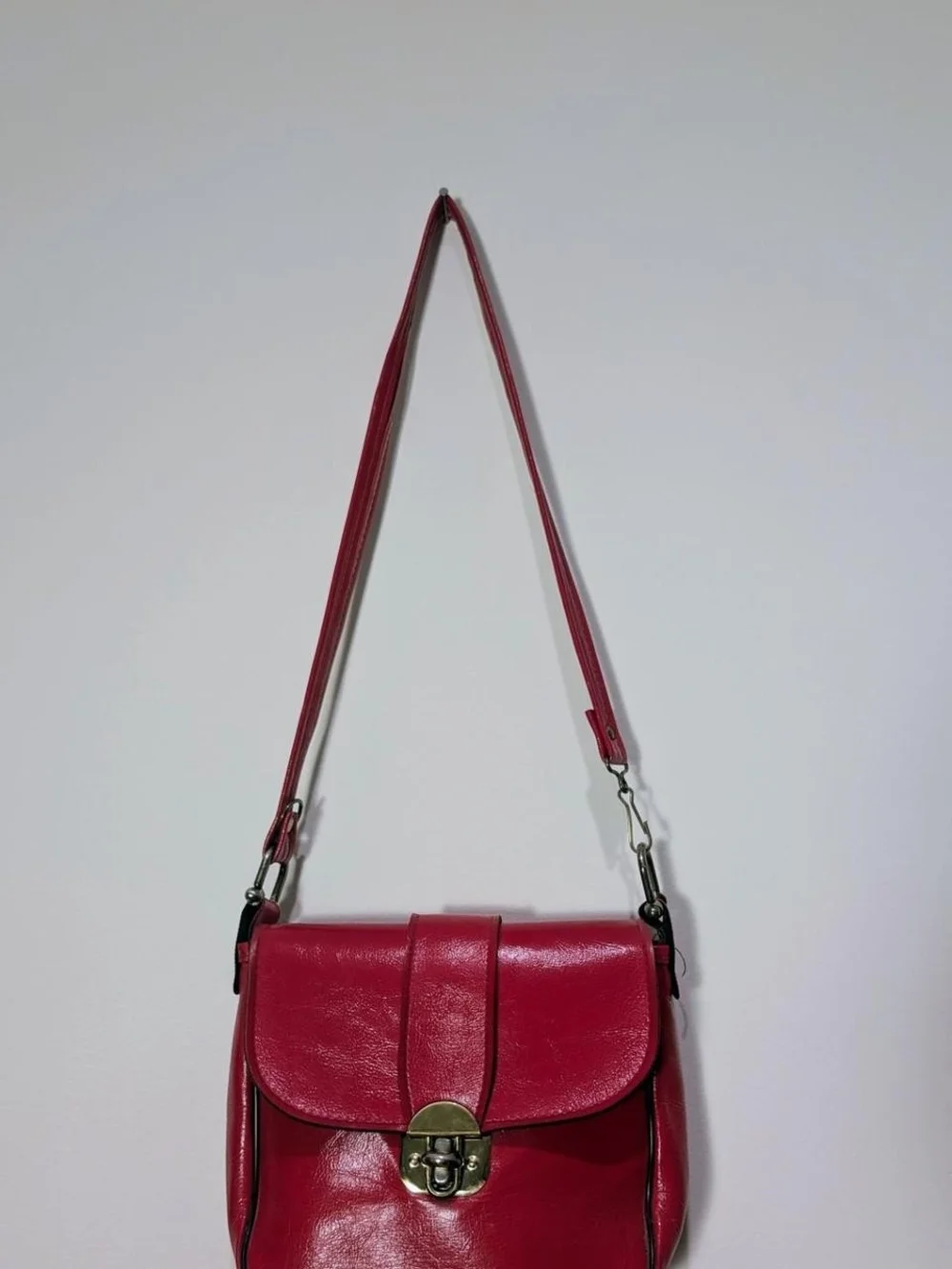Vintage cherry red leather crossbody purse with brass turn-lock closure ❤️ No br